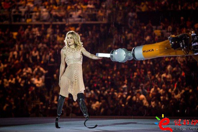 3D打印服裝_殘奧會(huì)開幕式之星Amy Purdy的3D打印連衣裙閃耀舞臺(tái)