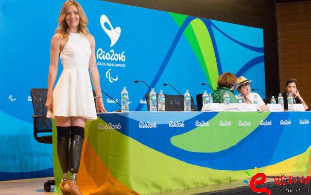 3D打印服裝_殘奧會(huì)開幕式之星Amy Purdy的3D打印連衣裙閃耀舞臺(tái)