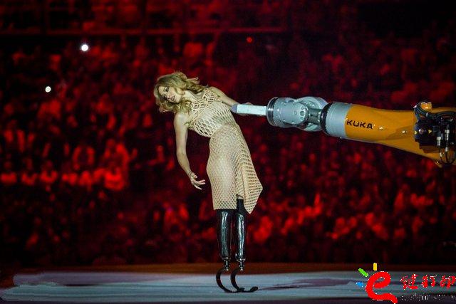 3D打印服裝_殘奧會(huì)開幕式之星Amy Purdy的3D打印連衣裙閃耀舞臺(tái)