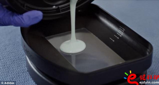 阿迪達斯率先推出3D打印量產時尚跑鞋,大量節約開模具成本